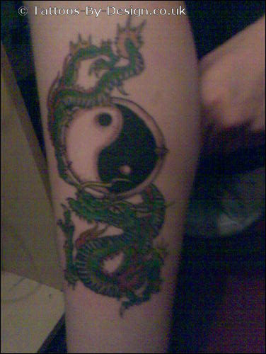 chinese dragon around ying yang 